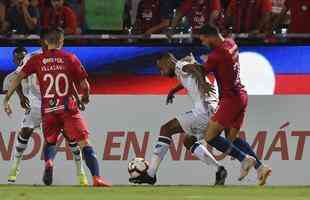 Fotos do duelo entre Cerro Porteo e Atltico, em Assuno, pela Copa Libertadores