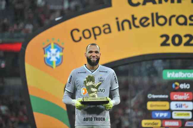 Atlético ergue a taça e festeja bi da Copa do Brasil