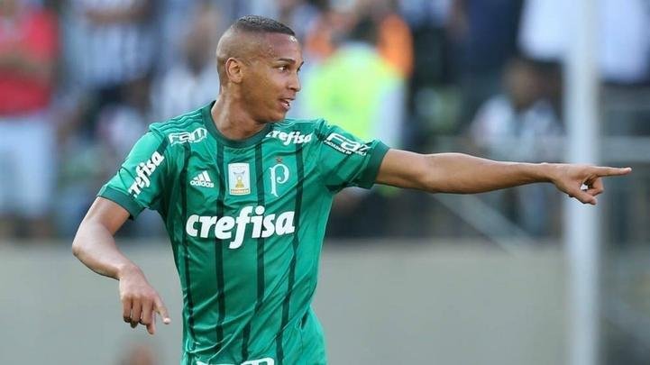 Contratado por cerca de R$18 milhões há um ano pelo Palmeiras, por indicação de Cuca, Deyverson vive em guerra com a torcida alviverde. Sem muitas chances, o jogador de 27 anos disputou apenas 5 jogos no Brasileirão. A exemplo de Jael, porém, já participou de Libertadores e Copa do Brasil e não poderia ser inscrito pelo Cruzeiro.