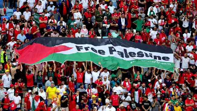 Durante o jogo Austrlia x Tunsia, torcedores abriram uma bandeira com os dizeres 'Palestina Livre'