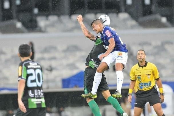 Cruzeiro e Amrica ficaram no empate, e permitiriam a chegada do Uberlndia  liderana