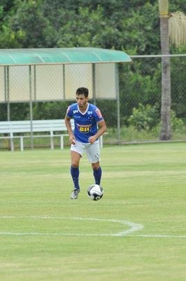 Snchez Mio (meia) - conhecido por ser bom cobrador de faltas, veio para o Cruzeiro para atuar no meio-campo, mas por vezes foi deslocado  lateral esquerda. Em 19 partidas (17 como titular), marcou um gol. Em junho de 2016, o argentino alegou problemas particulares e solicitou  diretoria a resciso contratual. Pouco tempo depois, acertou com o Independiente, onde atua at hoje.