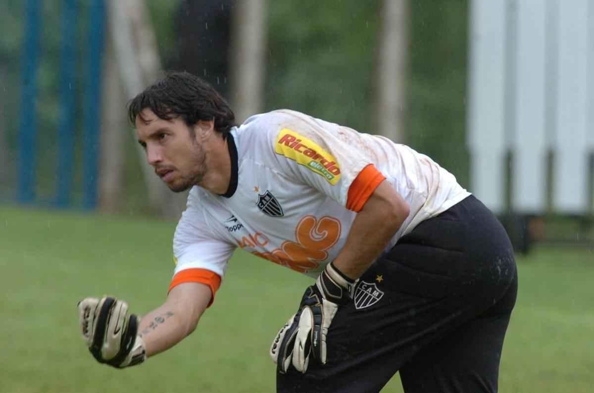 Carini - Veio para o Galo com bagagem internacional. Foi a esperana do torcedor por um tempo e teve boas atuaes. Mas o gol olmpico sofrido contra o Flamengo no Mineiro e as falhas cometidas em 2010 acabaram com sua carreira no Atltico. Deixou o clube em julho com 30 gols sofridos em 19 jogos.
