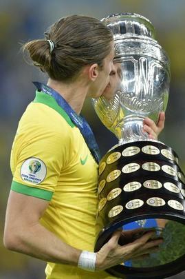 Seleção Brasileira derrota Peru por 3 a 1, conquista Copa América e ergue a taça no Maracanã; veja as fotos da festa do Brasil