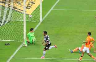 Fotos do gol de Hulk, do Atltico, sobre o La Guaira, no Mineiro, pela Libertadores