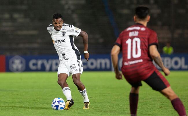 Edenilson, volante do Atltico, em ao contra o Carabobo