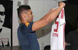 Casemiro ganhou uma camiseta do So Paulo, clube que o revelou