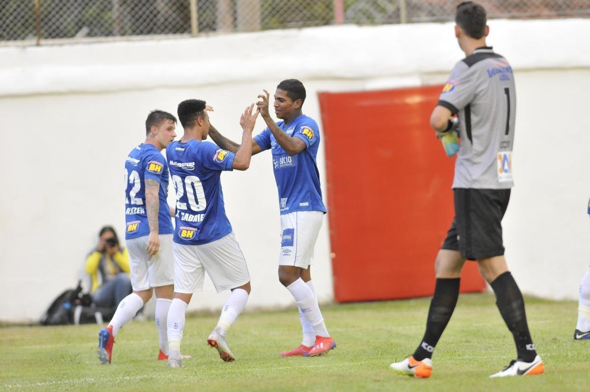 Fotos do duelo entre Villa Nova e Cruzeiro, neste domingo