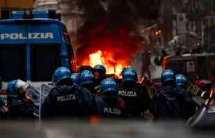 Torcedores do Eintracht Frankfurt causaram graves incidentes no centro da cidade de Nápoles