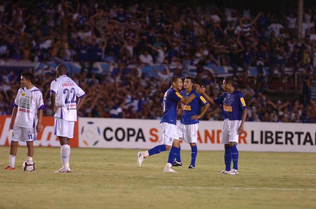 2010 - Real Potos (BOL) e Cruzeiro empataram por 1 a 1 na Bolvia. Na volta, vitria da Raposa por 7 a 0 e vaga na fase de grupos garantida.