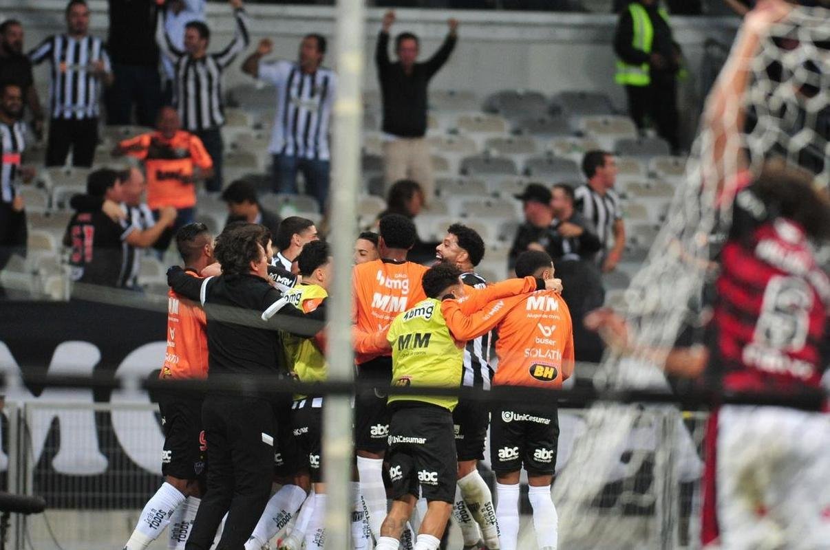 Atltico 2 x 0 Flamengo: Ademir marca de cabea aps grande jogada e assistncia de Hulk