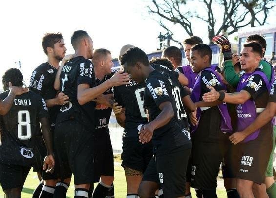 Jogadores do Atltico comemoram gol de Ricardo Oliveira sobre o Danubio, no Uruguai: 1 a 0