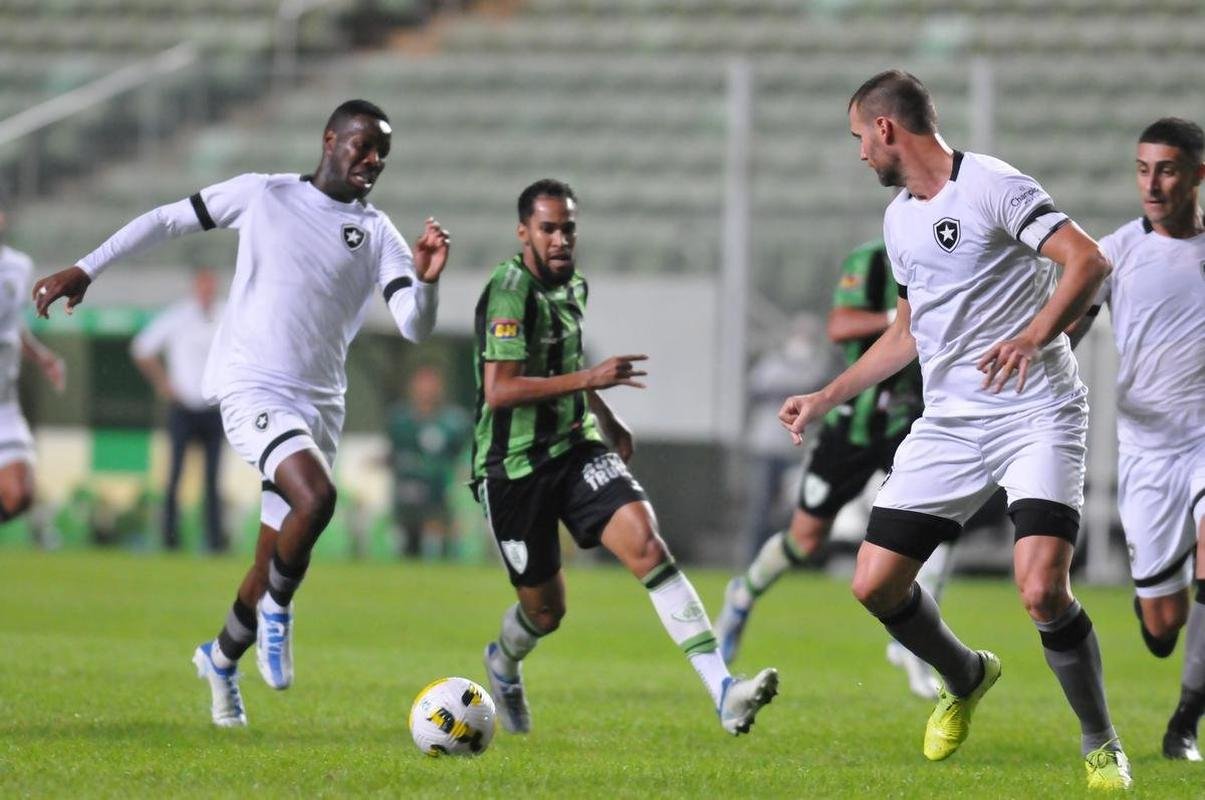 Fotos da vit�ria do Am�rica sobre o Botafogo, por 3 a 0, no Independ�ncia, em Belo Horizonte, pelas oitavas de final da Copa do Brasil. Wellington Paulista, Danilo Avelar e Al� marcaram os gols da vit�ria do Coelho no Horto