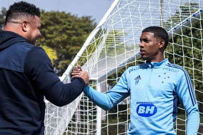 In Belo Horizonte, he helped with the training of Ronaldo Cruzeiro this morning