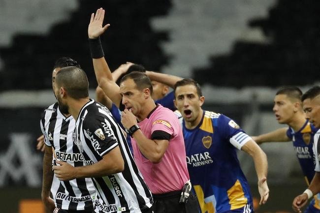 rbitro Esteban Ostojich anulou gol do Boca, marcado por Weigandt, por impedimento de Gonzlez
