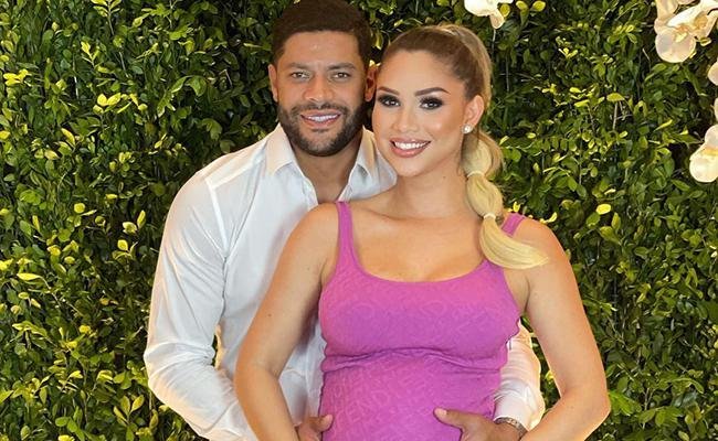 Hulk e a esposa, Camila Angelo, agradecem por 2021 e projetam o ano que chegou 
