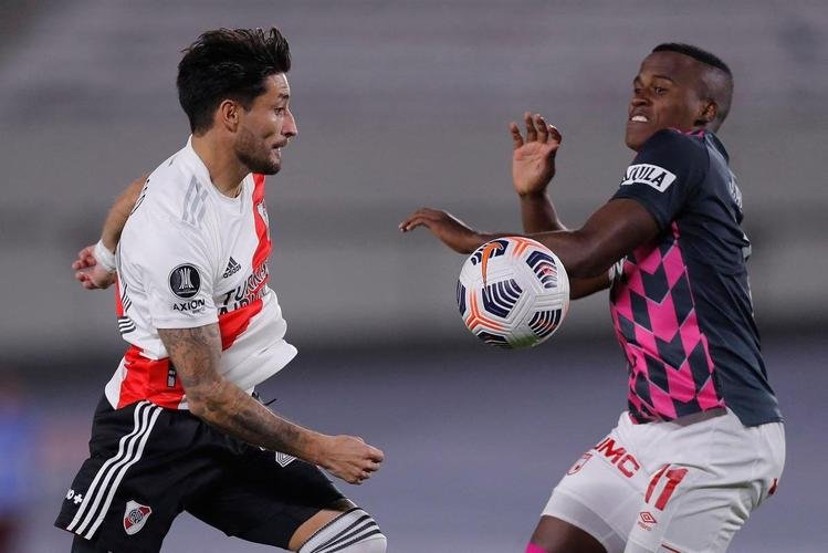 Com 25 casos simultneos de COVID-19, River Plate enfrentou Independiente Santa Fe-COL com apenas 11 jogadores disponveis e com o volante Enzo Prez improvisado como goleiro.