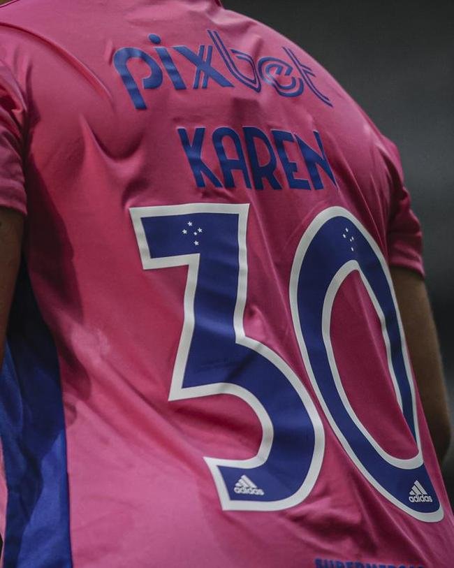 Em preliminar de Cruzeiro x Ituano pela Srie B, o time feminino da Raposa, conhecido como Cabulosas, goleou o Araguari por 8 a 0 pela terceira rodada do Campeonato Mineiro Feminino. Equipe cruzeirense estreou o uniforme rosa, confeccionado pela Adidas em homenagem  campanha Outubro Rosa, de conscientizao contra o cncer de mama