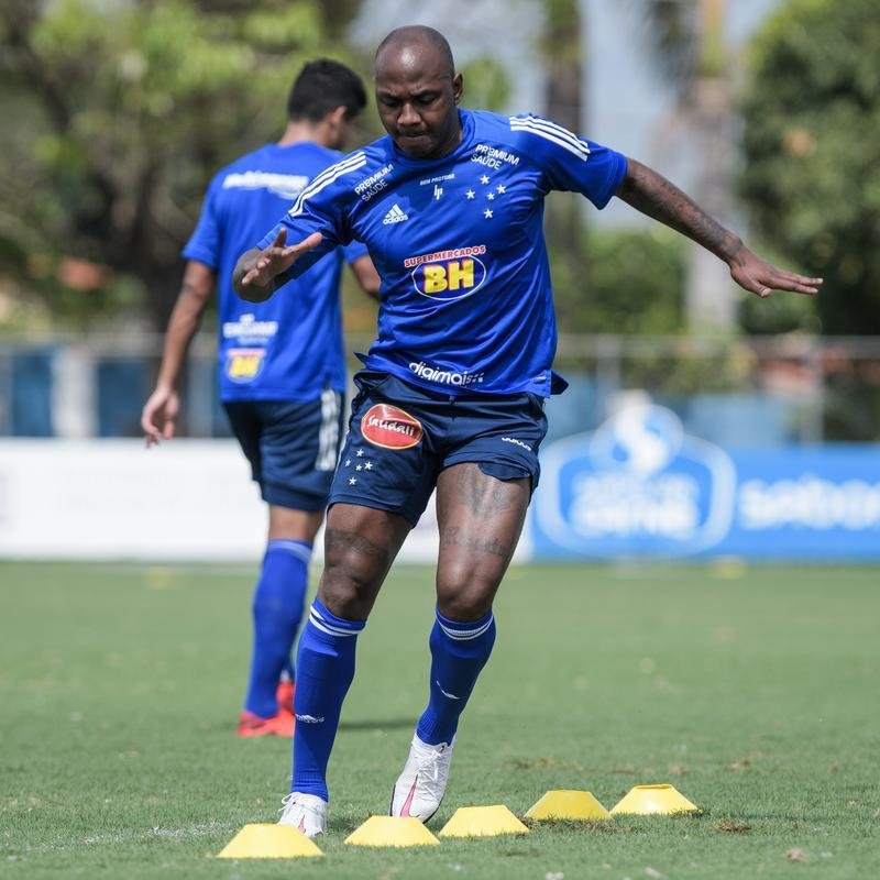 Fotos do primeiro treino de Rafael Sobis na volta ao Cruzeiro, nesta segunda