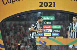 Atlético ergue a taça e festeja bi da Copa do Brasil