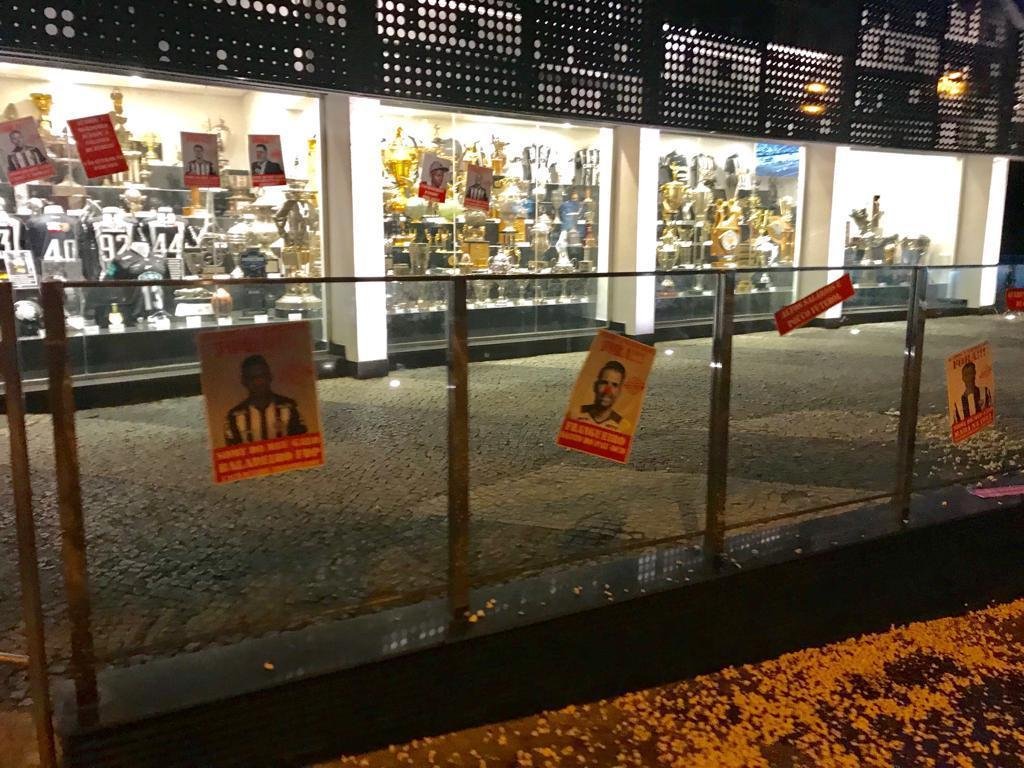 Imagens do protesto da torcida do Atltico na sede de Lourdes