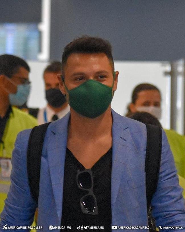 Fotos da chegada do atacante argentino Mauro Zrate a Belo Horizonte e do primeiro treinamento do jogador pelo Amrica no CT Lanna Drumond