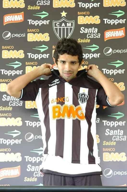 Depois de passagem de destaque pelo Cruzeiro, Guilherme foi apresentado como presente de aniversrio do Atltico em 2011
