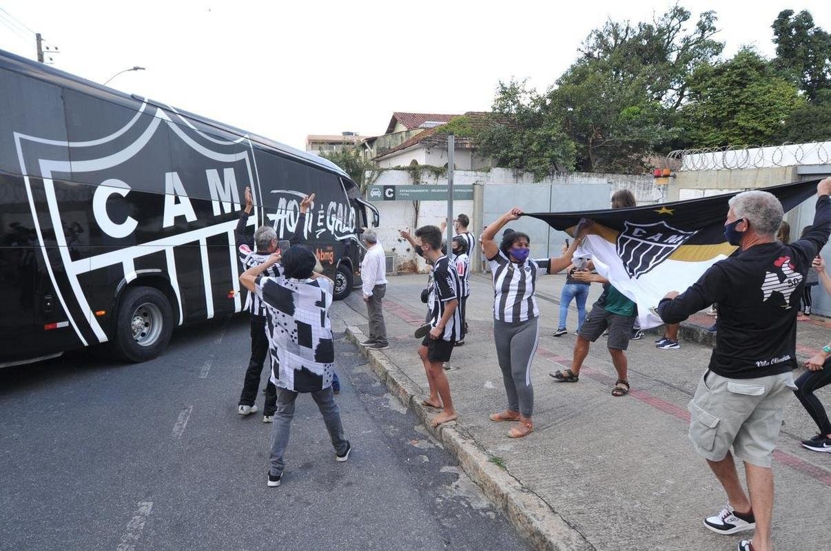 Chegadas de Amrica e Atltico ao Independncia para o jogo de ida da final do Campeonato Mineiro. Delegaes foram recebidas por alguns torcedores no Horto, em BH (Juarez Rodrigues/EM/D. A Press)