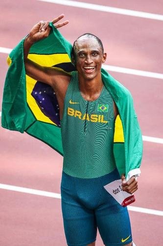 Alisson dos Santos conquistou bronze nos 400m com barreira em Tquio; veja a festa do Piu, o Malvado