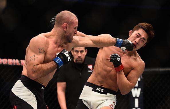 Dong Hyun Kim (luvas vermelhas) venceu Tarec Saffiedine por deciso dividida (30-27, 28-29, 29-28)