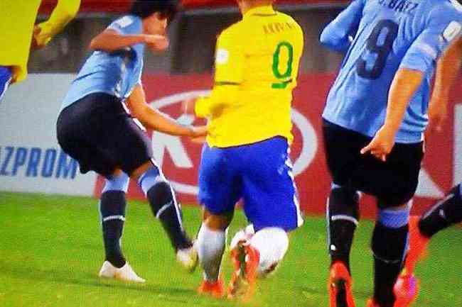 Leso de Judivan em entrada de Lemos ocorreu na partida entre Brasil e Uruguai, no Mundial Sub-20 de 2015