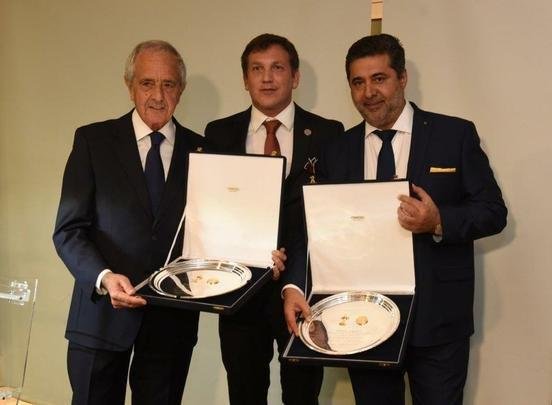 Na véspera da decisão da Copa Libertadores, presidentes do River Plate (Rodolfo D'Onofrio), do Boca Juniors (Daniel Angelici), do Real Madrid (Florentino Pérez), da Conmebol (Alejandro Domínguez) e da Federação Espanhola (Luis Rubiales) participaram de um jantar de confraternização, em Madri. O clássico argentino que define o título sul-americano será neste domingo, às 17h30 (de Brasília), no estádio Santiago Bernabéu, que pertence ao Real Madrid.