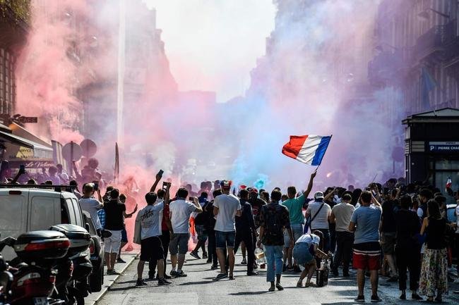 Franceses lotaram ruas de Paris e regi�o da Torre Eiffel durante a decis�o da Copa do Mundo