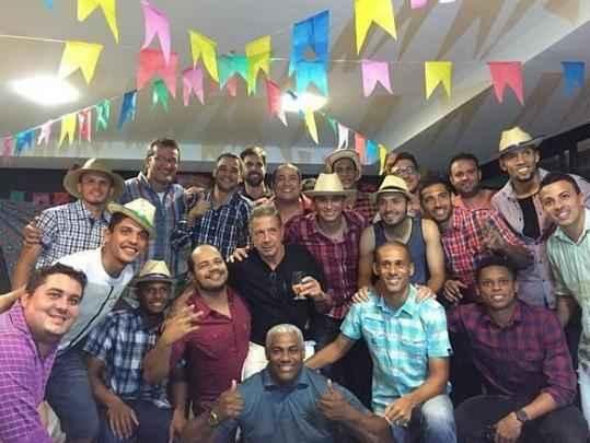 Agregador - O Sport vivia dias de G4 na Srie A. Em alta, na noite do dia 17 de junho, Diego Souza comemorou seu aniversrio de 30 anos organizando um arraial junino. Boa parte do elenco rubro-negro participou do momento, que comprovou o bom relacionamento do meia com o grupo