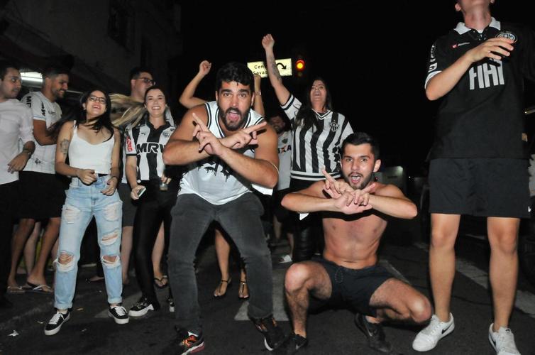 Torcedores do Galo comemoram classificao  final da Copa do Brasil no Bar do Salomo, tradicional reduto atleticano de Belo Horizonte