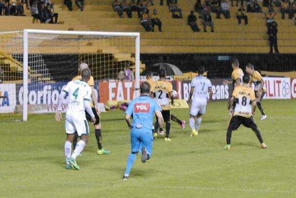 Fotos da vitria de virada do Amrica sobre o Cricima no Estdio Heriberto Hulse, em Cricima, pela Srie B