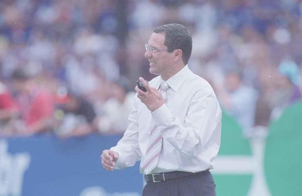 Em 30 de novembro de 2003, Cruzeiro derrotou o Paysandu por 2 a 1, no Mineiro, pela 44 rodada, e confirmou o ttulo brasileiro de forma antecipada. Zinho, no primeiro tempo, e Mota, no segundo, marcaram os gols celestes. Aldrovani descontou para o Papo. Depois do apito final, uma grande festa tomou conta do gramado e das arquibancadas. 