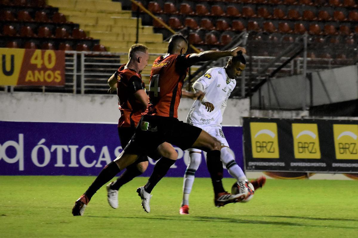 Fotos do jogo entre Pouso Alegre e América no Estádio Melão, em Varginha, pela terceira rodada do Campeonato Mineiro