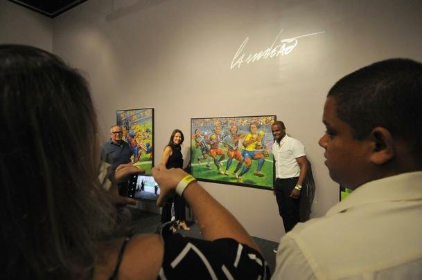 Ronaldinho Gacho lanou nesta tera-feira, no Mineiro, a exposio 'Fragmentos de um gacho', do artista Camaleo; astro ainda entrou para a Calada da Fama do estdio, em Belo Horizonte.
