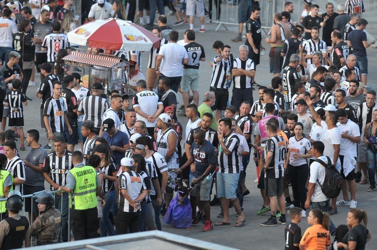 Torcedores do Atltico enfrentaram longas filas para entrar no Mineiro, por causa de problema no sistema do programa Galo na Veia