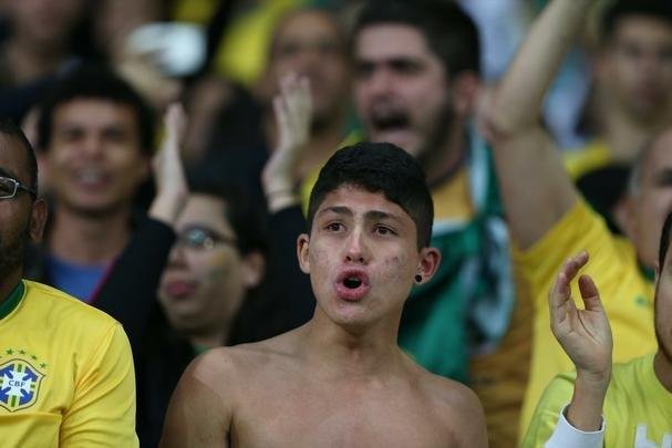 Imagens emocionantes das cobranas de pnaltis no Mineiro e da classificao do Brasil s semifinais do torneio feminino de futebol dos Jogos Olmpicos. Goleira Brbara pegou pnalti e deu vitria  Seleo por 7 a 6 sobre a Austrlia. Com 52 mil pagantes, estdio foi  loucura.