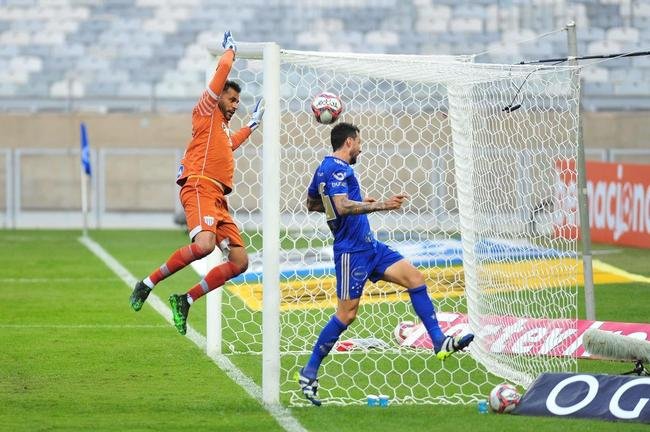 Com gols de Marcos Serrato e Renato (2), o Ava venceu o Cruzeiro por 3 a 0, neste sbado, no Mineiro, pela 12 rodada da Srie B