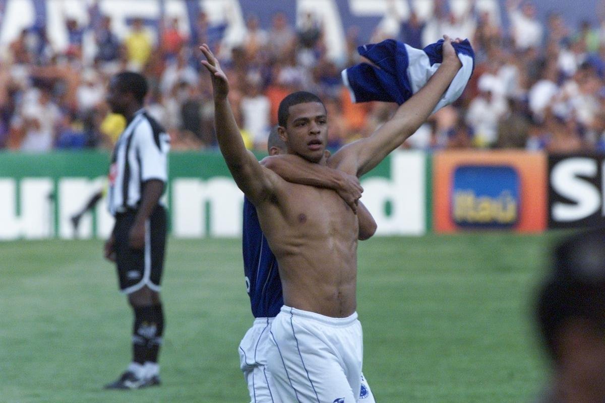 No primeiro Campeonato Brasileiro de pontos corridos, Cruzeiro e Santos fizeram a 'final' antecipada, pela 31 rodada, no Mineiro. O confronto entre lder e vice-lder terminou com vitria dominante da equipe celeste, por 3 a 0. Felipe Melo e Aristizbal (duas vezes) marcaram os gols sobre o time de Robinho e Diego, que no atuou por causa de leso. 