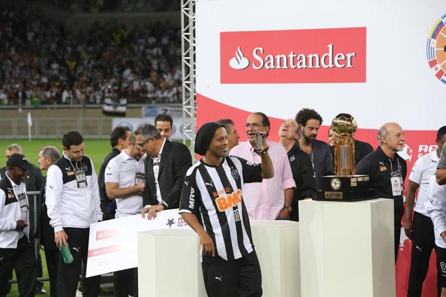Ronaldinho pode ter feito, contra o Lans, na despedida da Recopa, o seu ltimo jogo pelo Atltico