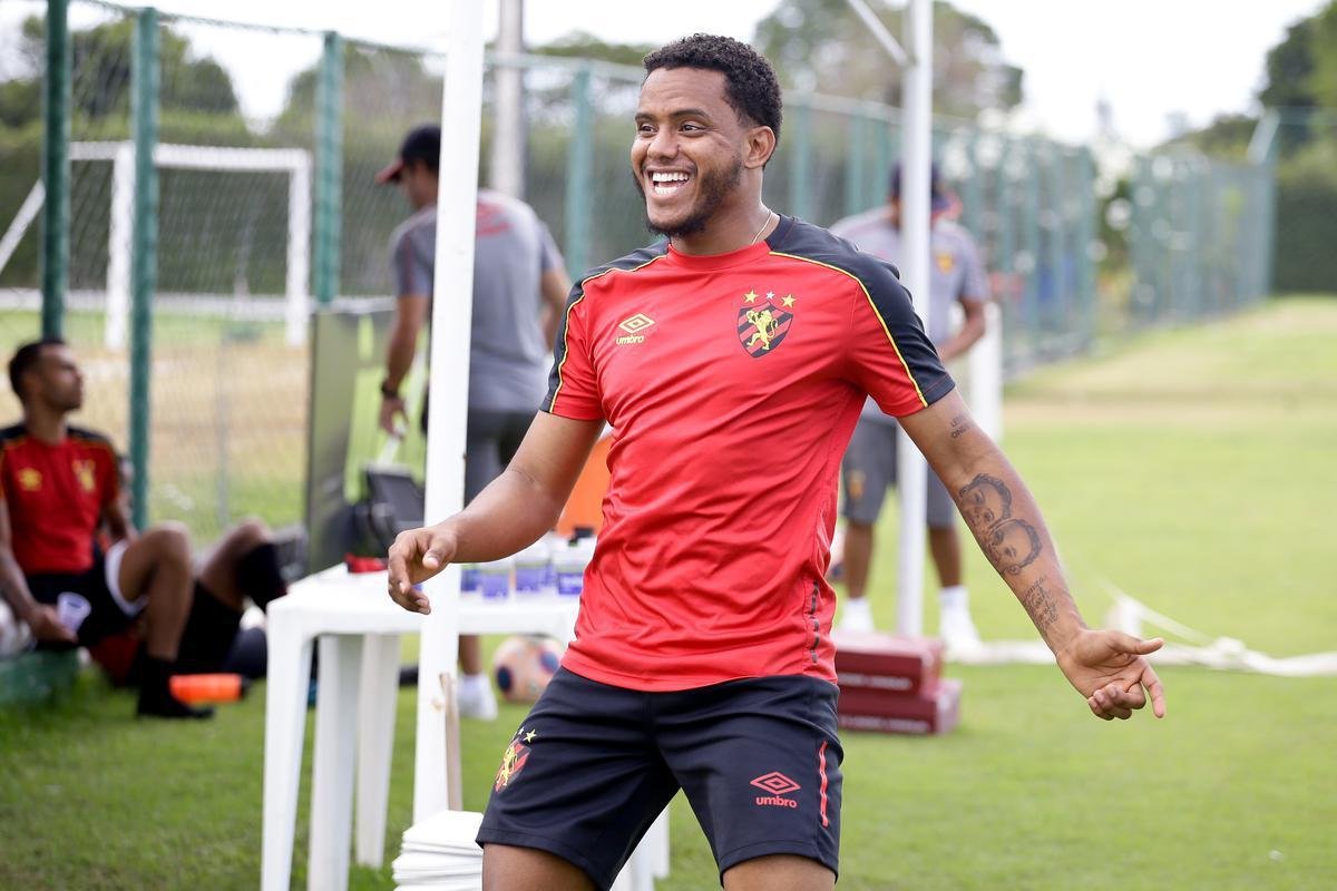 Rithely teve uma manhã agitada no CT do Sport. Ainda sem treinar, o jogador esteve nas instalações do clube para realizar exames fisiológicos junto ao preparador do clube, Inaldo Freire. Depois, apareceu no campo para cumprimentar os companheiros e assistir a movimentação comandada pelo técnico Guto Ferreira. Por fim, concedeu entrevista coletiva, onde abordou o retorno ao clube - confira na íntegra acessando o nosso site