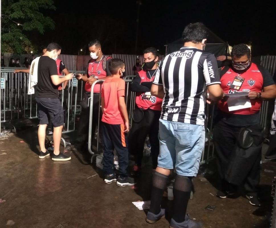 Fotos da torcida do Atltico no pr-jogo contra o Palmeiras no Mineiro