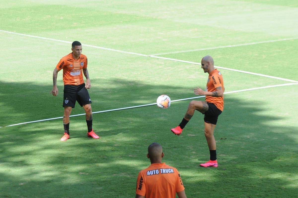 Treino do Atltico nesta segunda-feira, na Cidade do Galo, contou com a volta do meia  Juan Cazares. Direo no chegou a acordo para vend-lo a clube saudita. Tcnico Rafael Dudamel relacionou 23 jogadores para a viagem a Santa Fe, local da estreia na Sul-Americana, quinta-feira, contra o Unin-ARG. Jogador equatoriano ficou fora da lista.