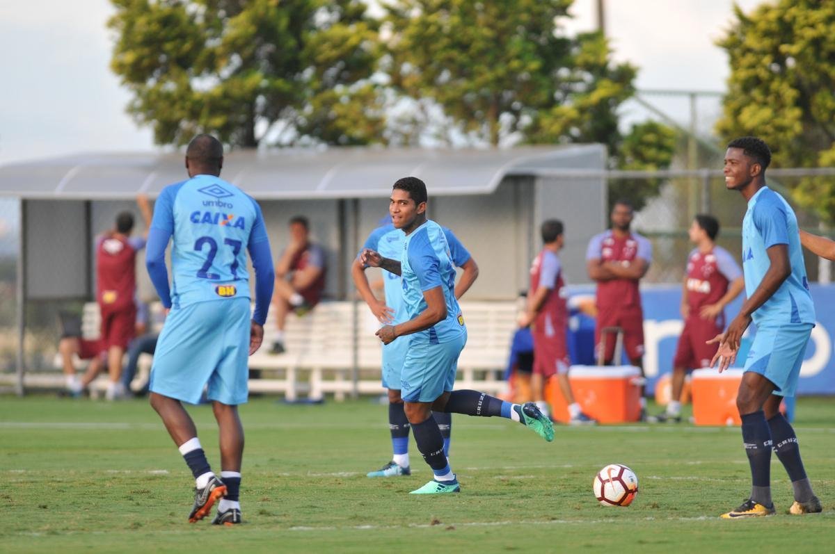 Fotos do treino do Cruzeiro desta segunda-feira, na Toca da Raposa II (Alexandre Guzanshe/EM D.A Press)
