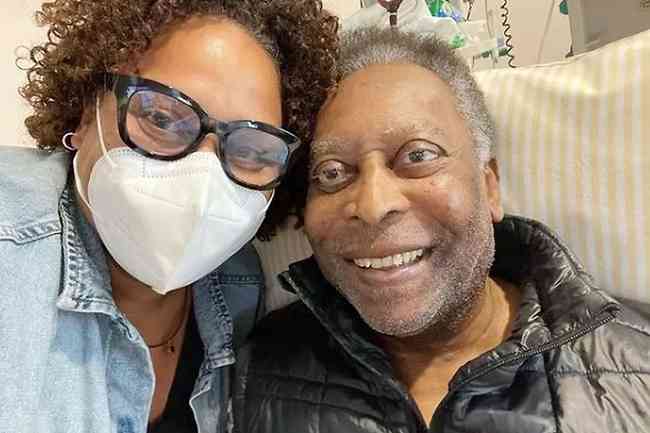 Filha de Pel, Kely Nascimento, postou foto ao lado do Rei do Futebol no hospital