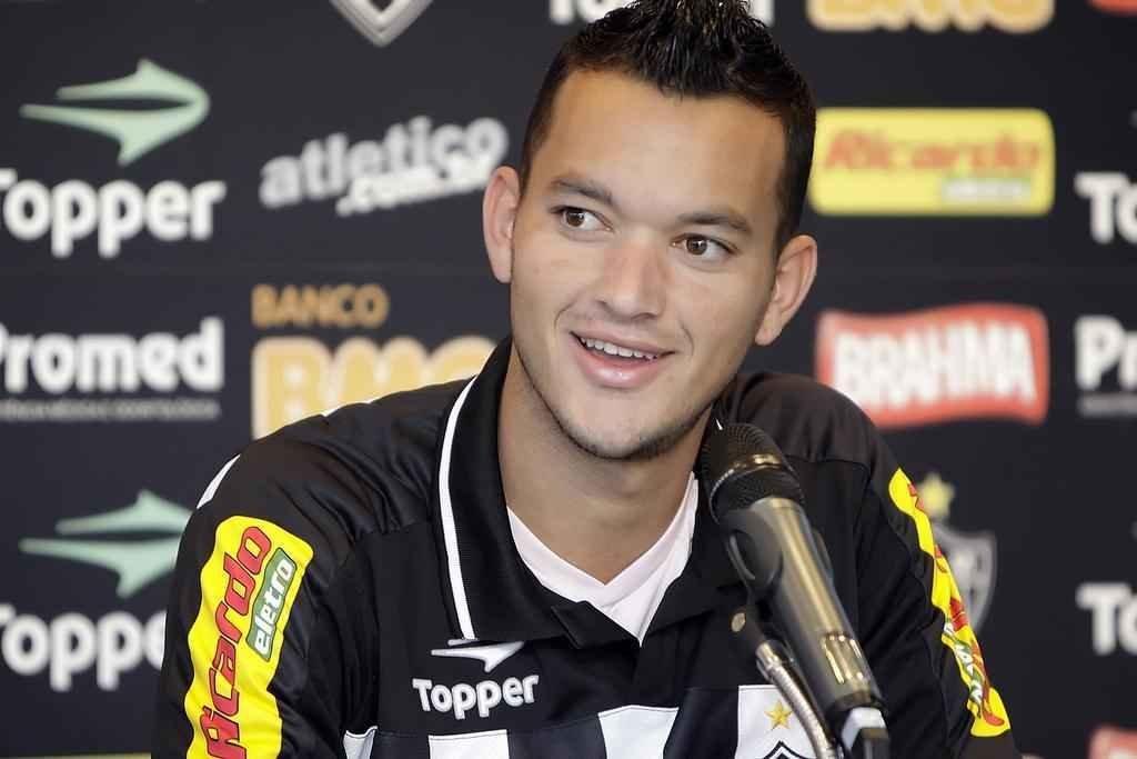 Kalil investiu e contratou Rver, zagueiro da Seleo Brasileira, em 2010